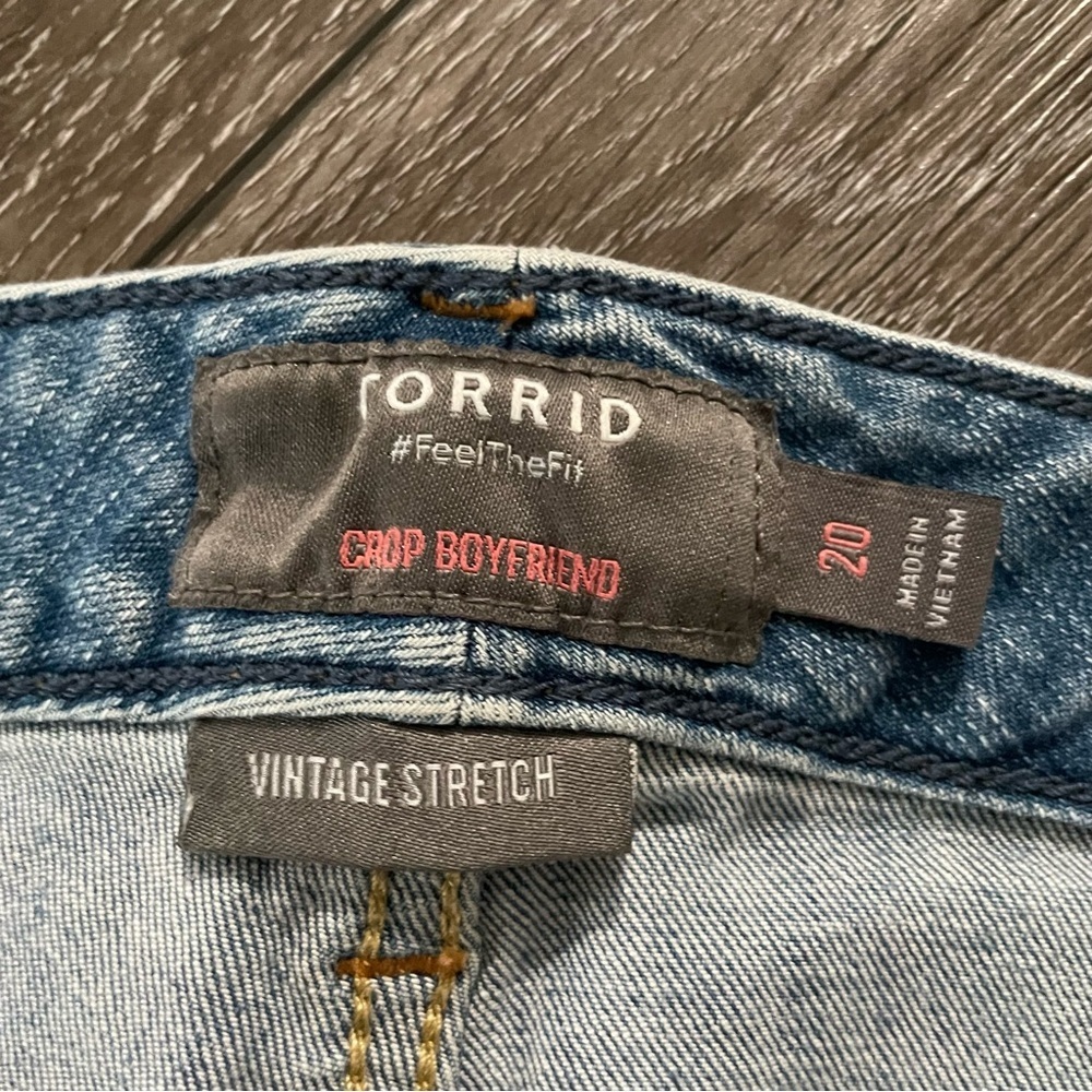 TORRID Crop Boyfriend Vintage Stretch Distressed jeans Size 20 - Picture 8 of 9